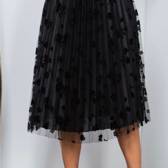 Black skirt with mesh outlayer - Picture 7 of 8